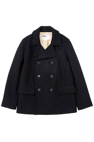 <strong>MHL.｜メンズ&ウィメンズ</strong><br />清潔感あるアウターとして人気のリーファーコートでさわやかなイメージをプラス。コート4万円（メンズ／MHL.）