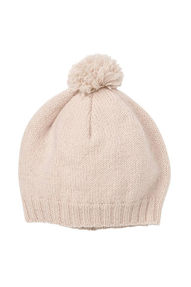 <strong>MHL.｜メンズ&ウィメンズ</strong><br />キャッチーなイメージをもたらす、ニットキャップはお洒落と防寒を両立。ニットキャップ1万円（メンズ、ウィメンズ共通／ともにMHL.）