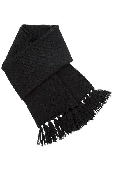 <strong>MHL.｜メンズ&ウィメンズ</strong><br />ユニセックスで使えるマフラーは、ギフトとしてもぴったりのアイテム。マフラー1万7000円（メンズ、ウィメンズ共通／ともにMHL.）