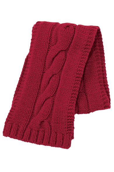 <strong>MHL.｜メンズ&ウィメンズ</strong><br />ふっくらとしたボリュームのあるマフラーは、温もりのある素材感が魅力。マフラー1万9000円（ウィメンズ／MHL.）