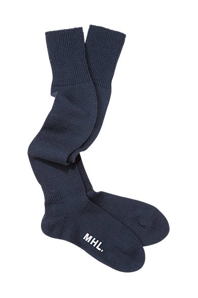 <strong>MHL.｜メンズ&ウィメンズ</strong><br />ベーシックアイテムとしてもっておきたい、シンプルなロング丈のソックス。ロングソックス4000円（ウィメンズ／MHL.）