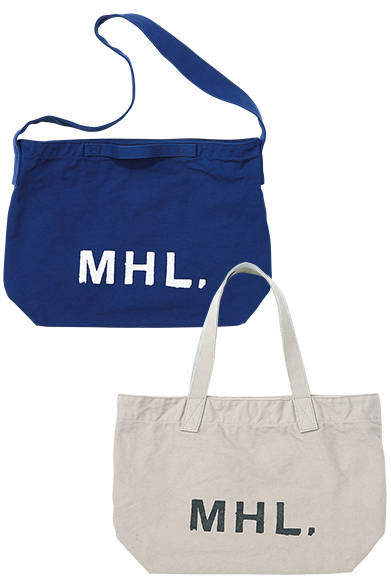 <strong>MHL.｜メンズ&ウィメンズ</strong><br />使い勝手にすぐれたキャンバス素材のトートバッグ。（上）ロゴ2WAYバッグ1万円（ウィメンズ）（下）トートバッグ1万円（メンズ／ともにMHL.）