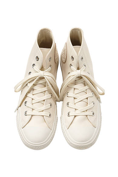 <strong>MHL.｜メンズ&ウィメンズ</strong><br />全体をホワイトで統一した別注スニーカーは、ノーブルなイメージ。MHL.別注コンバース1万9000円（メンズ、ウィメンズ共通／ともにMHL.）