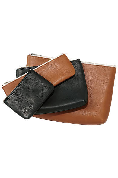 <strong>MHL.｜メンズ&ウィメンズ</strong><br />小物入れからポーチまで、さまざまなサイズで展開。レザーポーチ左から4500円、6000円、7500円、9000円（メンズ、ウィメンズ共通／ともにMHL.）