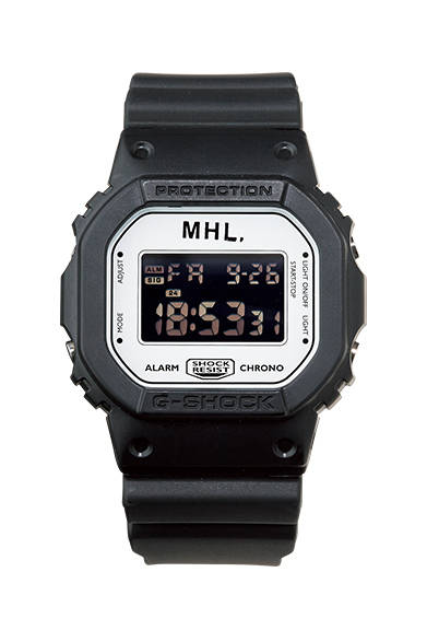 <strong>MHL.｜メンズ&ウィメンズ</strong><br />ホワイトのフェイスが新鮮なコラボウォッチ。G-SHOCK別注腕時計1万8000円（メンズ、ウィメンズ共通／ともにMHL.）