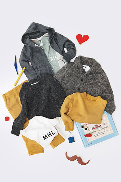 <strong>MHL.｜メンズ&ウィメンズ</strong><br />上から時計回りにパーカー 9500円、中に着たTシャツ4500円、カーディガン1万6000円、スウェット7500円、Tシャツ4500円、スウェットパンツ8500円、ニット1万1000円(すべてMHL.)