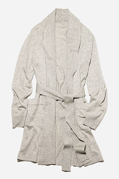 <strong>GIFTSFOR FAMILY｜ファミリー</strong><br />リッチなルームウェアとして、リラックスした時間に優しく寄り添う。シルクカシミヤガウン6万5000円（マーガレット・ハウエル ハウスホールドグッズ）