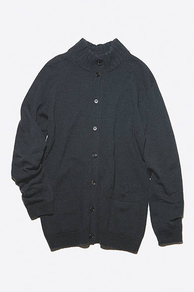 <strong>GIFTSFOR FAMILY｜ファミリー</strong><br />ウールカシミヤシルクのカーディガンは、着丈長め&オーバサイズなので、ルームウェアにぴったり。シームレスで着心地が抜群なホールガーメント製法。おしりまで隠れる丈なので、パジャマの上にさらりと羽織れば暖かい。カーディガン2万6000円（マーガレット・ハウエル ハウスホールドグッズ）