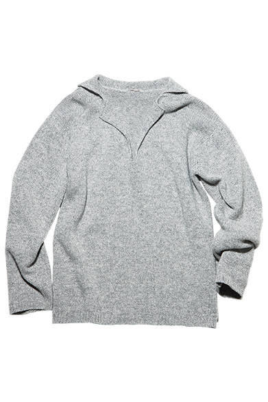 <strong>GIFTSFOR FAMILY｜ファミリー</strong><br />通称“ベッドジャンパー”と呼ばれる、ウールカシミヤシルク素材のオープンカラーニット。パジャマの上に重ねて、ベッドまわりでくつろぐイメージで、ゆったり着られる。ニット3万2000円（マーガレット・ハウエル ハウスホールドグッズ）