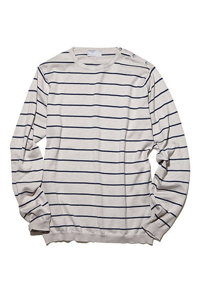 <strong>GIFTSFOR FAMILY｜ファミリー</strong><br />薄手のボーダーニットは永遠のスタンダードアイテム。ボーダーニット3万円（マーガレット・ハウエル ハウスホールドグッズ）