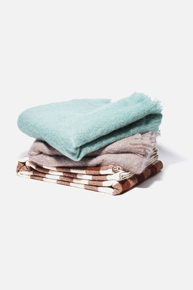 <strong>GIFTSFOR FAMILY｜ファミリー</strong><br />エアリーなモヘア素材は独特のカラーリングも特徴的。モヘアブランケット各3万3000円、チェックブランケット4万円（すべてマーガレット・ハウエル ハウスホールドグッズ）