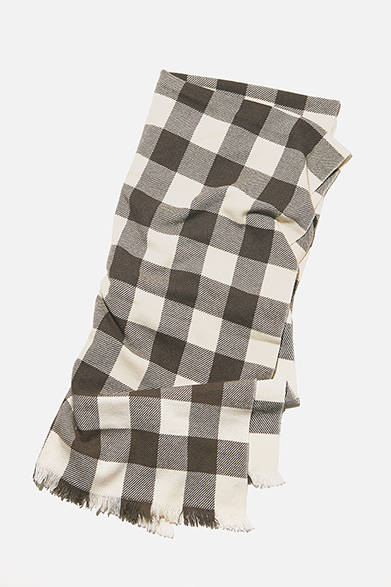 <strong>GIFTSFOR FAMILY｜ファミリー</strong><br />コーディネートしやすい優しいカラーリングが魅力のチェック柄のカシミヤウールのスローは、肌触りもリッチ。スロー2万4000円（マーガレット・ハウエル ハウスホールトグッズ）