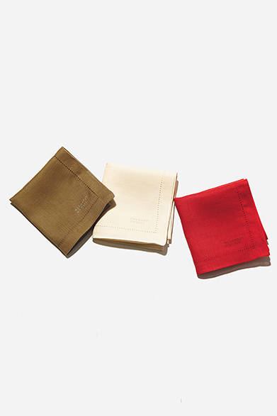 <strong>GIFTSFOR FAMILY｜ファミリー</strong><br />人気のリネンハンカチ。生地と同色でさりげなく刺繍されたロゴかポイント。リネンハンカチ各2500円（すべてマーガレット・ハウエル ハウスホールドグッズ）