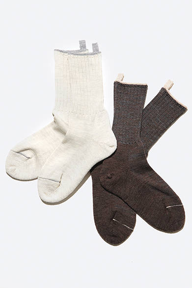 <strong>GIFTSFOR FAMILY｜ファミリー</strong><br />コットンカシミヤのルームソックスは、スリッパを履かなくても過ごせるように想定して誕生したアイテム。底の内側部分をパイル仕様にしているので、フカフカとした履き心地が快適。ゴムの締め付けがゆるいため、ずっと履いていてもリラックスできる。ルームソックス各3000円（ともにマーガレット・ハウエル ハウスホールドグッズ）