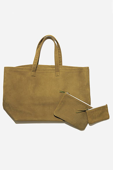 <strong>GIFTSFOR FAMILY｜ファミリー</strong><br />“リーフ”と呼ばれる秋冬シーズンらしいカラーリングのヌバックシリーズ。革を薄くなめしているので軽量。荷物をたくさん入れても重たくならないのが嬉しい。内側は、革の毛羽立ちが出ないように加工しているため実用的。ヌバックバッグ3万3000円、パスポートケース9500円、カード&キーケース7500円（すべてマーガレット・ハウエル ハウスホールドグッズ）