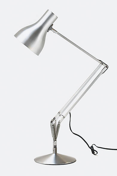 <strong>GIFTSFOR FAMILY｜ファミリー</strong><br />定番人気のデスクランプ。マットなシルバーなら、デスク回りやベッドサイドに置いてもインテリアと調和する。アングルポイズ社製デスクランプタイプ75 2万8000円（マーガレット・ハウエル ハウスホールドグッズ）