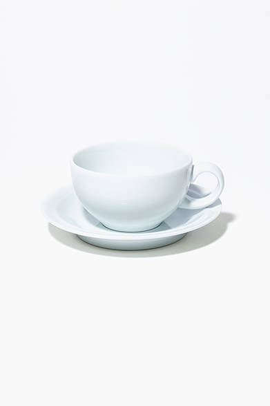 <strong>GIFTSFOR FAMILY｜ファミリー</strong><br />質実剛健の国、イギリスらしい丈夫で機能的なテーブルウェアメーカー、デンギー社。食洗機、オーブン、レンジ、冷凍庫にも対応する優れもの。デンビー社製カップ&ソーサー3000円（マーガレット・ハウエル ハウスホールドグッズ）