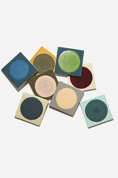 <strong>GIFTSFOR FAMILY｜ファミリー</strong><br />「色で空間を変える」と称される、イギリスのタイル作家、ルプナ・チャウダリーのセラミックタイル。すべて手作業で、同じ色はひとつとしてない一点もの。1950年代のアートからインスピレーションを得たモチーフ使いがユニーク。この配色は、すべてマーガレット・ハウエル限定カラー。ルプナ・チャウダリーのタイル各1万1000円（すべてマーガレット・ハウエル ハウスホールドグッズ）