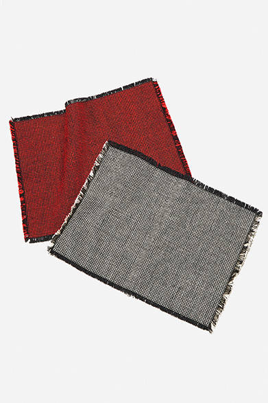 <strong>GIFTSFOR FAMILY｜ファミリー</strong><br />北アイルランド、モーンテキスタイル社のプレイスマット。モダンな配色で、1枚でも、セットでギフトにしても喜ばれそう。モーンテキスタイル社プレイスマット各5800円（ともにマーガレット・ハウエル ハウスホールトグッズ）