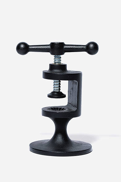 <strong>GIFTSFOR FAMILY｜ファミリー</strong><br />イギリスのプロダクトデザイナーとして名を馳せた、ロバート・ウェルシュのデザインによるナッツクラッカー。無駄を削ぎ落とした無骨で力強い形状は存在感十分。ロバート・ウェルシュ社製ナッツクラッカー7800円（マーガレット・ハウエル ハウスホールドグッズ）