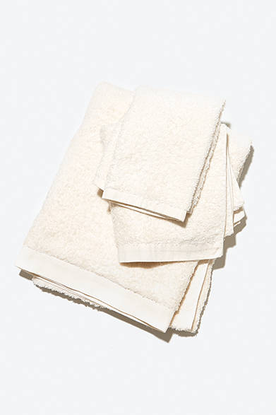 <strong>GIFTSFOR FAMILY｜ファミリー</strong><br />今治で作り続けているハウスホールドグッズオリジナルのオーガニックコットンタオル。仕上げも天然の洗剤を使用しており、肌に優しく、吸湿性にも優れている。サイズに合わせて、ハンド、フェイス、バスと選べる。ギフトにもおすすめ。オーガニックコットンタオルハンドタオル1500円、フェイスタオル2500円、バスタオル6500円（すべてマーガレット・ハウエル ハウスホールトグッズ）