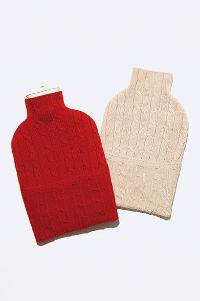 <strong>GIFTSFOR FAMILY｜ファミリー</strong><br />ケーブル柄がポイントの湯たんぽは、ウールカシミヤシルクの柔らかなテクスチャーが魅力的。カラーはマーガレット・ハウエルらしいアイボリーとレッドの2色。湯たんぽカバー各8000円、湯たんぽ本体2000円（すべてマーガレット・ハウエル ハウスホールドグッズ）