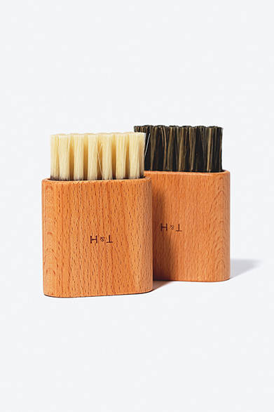 <strong>GIFTSFOR FAMILY｜ファミリー</strong><br />通称“ベッドジャンパー”と呼ばれる、ウールカシミヤシルク素材のオープンカラーニット。パジャマの上に重ねて、ベッドまわりでくつろぐイメージで、ゆったり着られる。ニット3万2000円（マーガレット・ハウエル ハウスホールドグッズ）