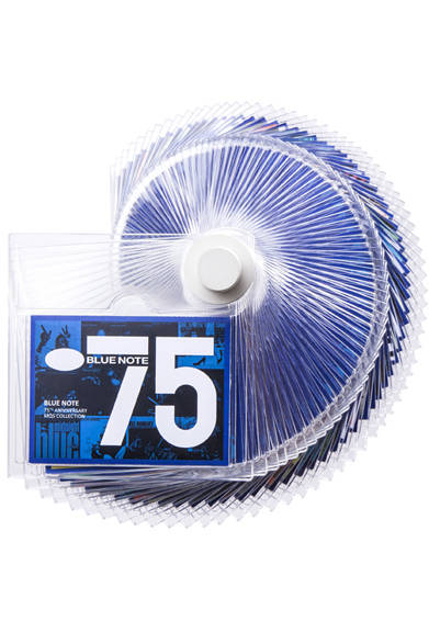 「AK240 ブルーノート75周年記念エディション」<br />本体にプリインストールされる75タイトルの音源を、それぞれmicroSDカードに収録する。各アルバムのオリジナルカバーアートを載せた専用ケースにパッケージ