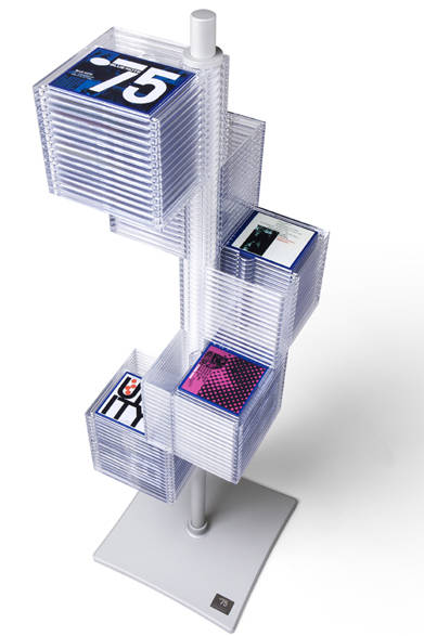 シリアルナンバーを刻んだ専用のスタンド。ディスプレイとしても美しく機能する