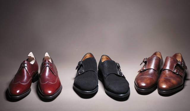 左から、ジョンロブ名古屋松坂屋店「WARWICK DERBY Bracken Misty Calf」、ジョンロブ大阪ヒルトンプラザ店「WILLIAM II Black Suede / October sole」、ジョンロブ福岡岩田屋店「WILLIAM Parisian Brown Museum Calf」