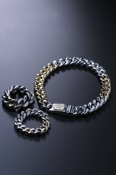 <strong>AHKAH HOMME（アーカー オム）</strong>　デザイナー青柳龍之亮氏が手がけるアーカーのメンズコレクション。チェーン部分がシルバーからゴールドのグラデーションになっている「コンビネゾンチェーンブレスレット」は、男性らしさのなかにも繊細で奥深い表情を醸し出す。<br />阪急メンズ東京で12月3日（水）から25日（木）まで期間限定ショップをオープン。イベント期間中、3万円（税込）以上購入の方先着5名に「シルバーチェーンコードブレスレット」をプレゼント。コンビネゾンチェーンブレスレット5万9400円、上／コンビネゾンチェーンリング2万9160円、下／コンビネゾンチェーンリング4万8600円（アーカー オム／阪急メンズ東京地下1階）