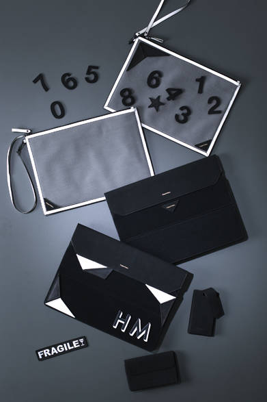 <strong>newneu.（ニューニュー）</strong>　ベルクロ部分をキャンバスに見立て、別素材でフレーム取りをした薄マチのクラッチバッグと、13inchのPCも入るドキュメントケースもギフトに最適。クラッチバッグはマグネットを利用したフラップが新感覚の開け心地で、別売りのハンドルを装着するとブリーフケースにトランスフォームする。上／「Flame Three L（フレーム スリー エル）」クラッチバッグ1万4040円、下／「Novel 02（ノベル ゼロニー）」ドキュメントケース3万7800円　※アルファベットなどアートパーツは別売り、期間限定販売（ニューニュー／阪急メンズ東京1階）