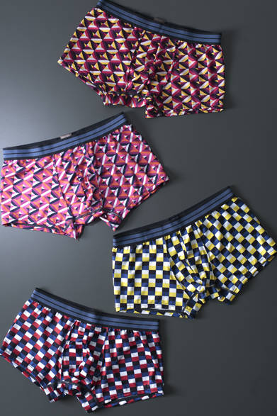 <strong>PIAZZA（ピアザ）</strong>　阪急メンズ12月のマンスリーテーマ「ノーブル ミュージアム」を反映してつくられた阪急メンズオリジナルボクサーブリーフが登場。今シーズントレンドのジオメトリック柄（幾何学柄）にウォーム感を合わせた阪急メンズ限定品で、スラックスとの相性も良いナイロン素材で、柄もきれいに表現されているデザインに注目。ボクサーブリーフ（2柄×各2色展開）各3240円（ピアザ／阪急メンズ東京地下1階）