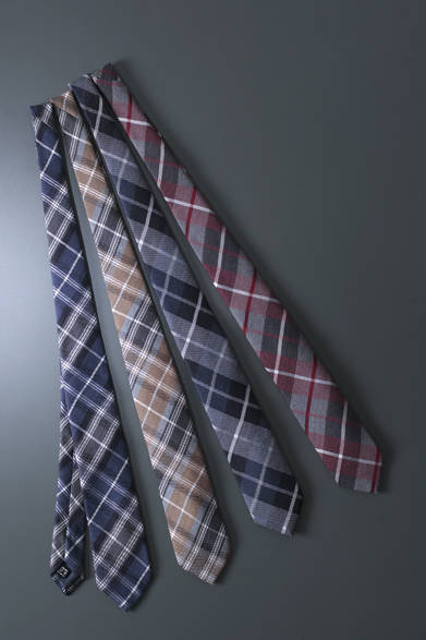 <strong>The Tie（ザ タイ）</strong>　伊・カネパ社の生地を使用し、国内縫製で仕上げている阪急オリジナルブランド「The Tie」のなかでもインポート生地を使用したアッパーラインがギフトにオススメ。ウール62％、シルク38％とざっくりとしすぎない上品な起毛素材の風合いがビジネスシーンに映える。ネクタイ各9504円（ザ タイ／阪急メンズ東京地下1階）