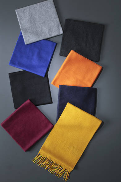 <strong>Johnstons（ジョンストンズ）</strong>　毎年クリスマスギフトに人気なジョンストンズから、今年はカシミア100％のマフラーをカラーバリエーション豊富にラインナップ。ジョンストンズは1797年にスコットランドで創業した老舗ブランドで、ウールやカシミアなどの天然繊維を使用した高級ネックウェアを生産し、現在では世界的メゾンの支持を得るなど、その地位を確固たるものとしている。マフラー（全15色）各2万2680円（ジョンストンズ／阪急メンズ東京地下1階）