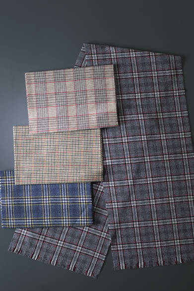 <strong>Johnstons（ジョンストンズ）</strong>　糸の段階から製品までの工程をすべて自社工場でおこない、上質なカシミアマフラーはあまりにも有名なジョンストンズ。昨シーズン大好評だったヴィンテージのアーカイブ柄から、今年も独自の配色でトレンドのチェックを提案。もちろんカシミア100％のスコットランド製だ。マフラー（4柄）各2万8080円（ジョンストンズ／阪急メンズ東京地下1階）