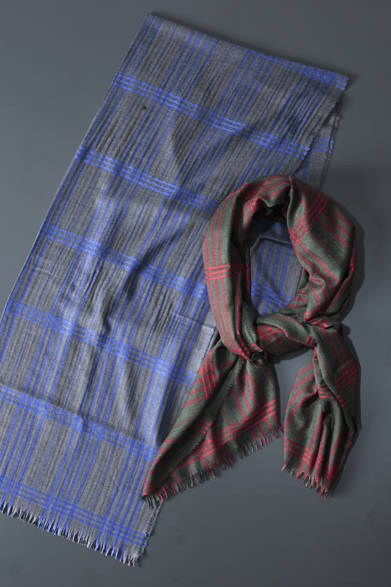 <strong>BEGG（ベグ）</strong>　アレックス・ベグ（Alex Begg）社は、スコットランドのペイズリーという町で伝統的な手織りのショールを制作する会社として1869年に設立。自社ブランドであるベグ・スコットランド（BEGG-Scotland）のほか、有名メゾンやマフラーブランドにカシミアやシルクなどのマフラーを供給している。ギフト最適品は、カシミア65％・シルク35％のスコットランド製で、トレンドのチェック柄をセレクト。細番手のカシミア×シルクの生地は抜群の肌触りで、ほかのカシミアとの違いは歴然だ。マフラー（全2色）各4万1040円（ベグ／阪急メンズ東京地下1階）