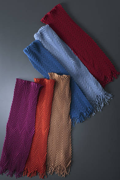 <strong>ARTE（アルテ）</strong>　上質なカシミアをプリーツ加工したブランドを代表する人気品番は、カシミア100％のイタリア製。イタリアを拠点として徹底した品質管理のもとで仕上げられるマフラーは最高級のカシミアを使用しているため、淡いカラーの発色が美しく、抜群の艶を生み出す。洗練されたエンボス加工の直線や波の模様が、カシミア独特の陰影をさらに美しくアピールする。マフラー（12色）各2万7000円（アルテ／阪急メンズ東京地下1階）