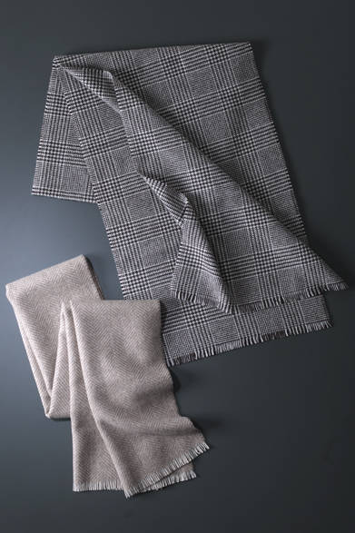 <strong>ARTE（アルテ）</strong>　ベージュやブラウンなど上質カシミアだからこそ出せる美しい発色と肌触りが特徴のマフラー。カシミア100％のイタリア製。マフラー（12色）各2万1600円（アルテ／阪急メンズ東京地下1階）