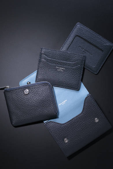 <strong>PELLE MORBIDA（ペッレ モルビダ）</strong>　デジカメケース、コインケース、パスケース、カードケースの4点をばらして携帯できるあたらしいデザインの財布。シュリンクと型押しで4色展開。セパレート ウォレット（5色）3万4560円（ペッレ モルビダ／阪急メンズ東京1階）