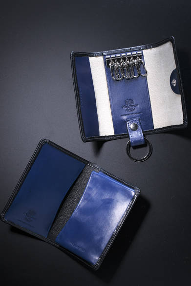 <strong>Whitehouse Cox（ホワイトハウスコックス）</strong>　ブライドルレザーに定評のあるホワイトハウスコックス。毎年、恒例のネイビー×イエローの阪急人気カラーに、今年は“ブラック×マリン”をプラス。阪急限定としてラウンドジップ、3つ折、ファスナー付長札、名刺入れ、キーケース、ファスナー付長札通しマチ（型別注）をリリースする。キーケース、名刺入れ各1万7280円（ホワイトハウスコックス／阪急メンズ東京1階）