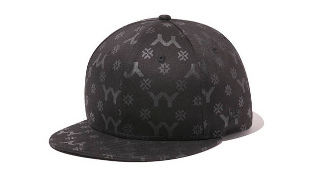 黒地に黒のモノグラムを配したデザイン。「59FIFTY® YOHJI YAMAMOTO」1万6200円