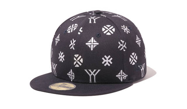 ネイビーの地にシルバーのモノグラムを配したデザイン。「59FIFTY® YOHJI YAMAMOTO」1万6200円