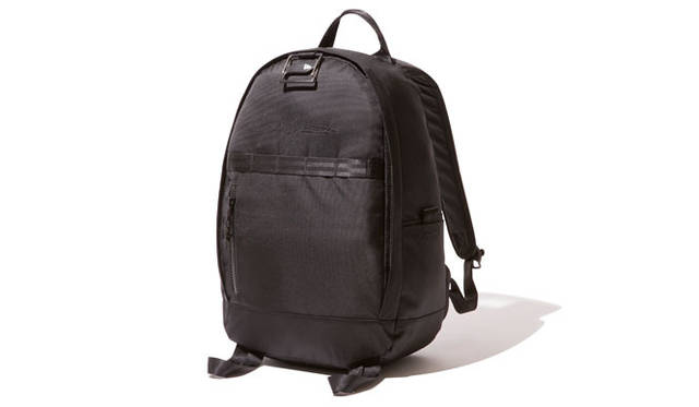 ニューエラの「DAYPACK」をベースにしたバッグ。CAP CLIPが標準装備。「DAY PACK YOHJI YAMAMOTO」2万1600円