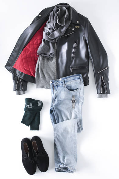 <strong>Casual Style｜カジュアルなスタイル</strong><br /> ライダーズジャケット14万3640円（ルイス レザーズ／ロウル「ルイス レザーズ ジャパン」Tel. 03-3464-8864）、タートルネックのカシミアのニット6万2640円、カシミアのマフラー2万4840円（ともにジョンストンズ／リーミルズ エージェンシー Tel. 03-3473-7007）、ジーンズ3万6720円（アクネ ストゥディオズ／アクネ ストゥディオズ アオヤマ Tel. 03-6418-9923）、ソックス5400円（コーギー／エディション 表参道ヒルズ店 Tel. 03-3403-8086）、スエードのチャッカブーツ6万8040円（チャーチ／チャーチ 表参道店 Tel. 03-3486-1801）、ヴィンテージのロレックスの腕時計（スタイリスト私物）