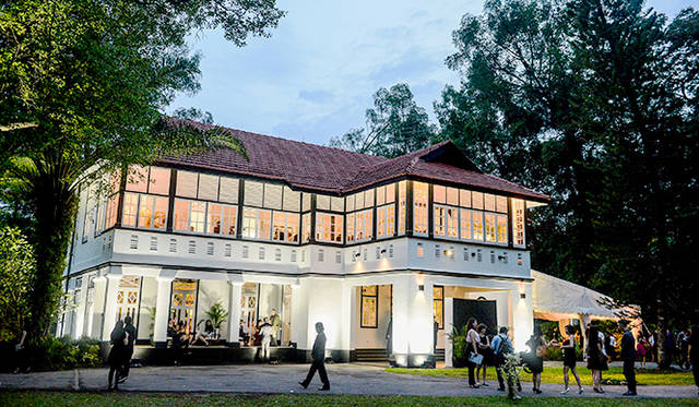 会場に選ばれたのは、国の文化財に指定されている「ブラック & ホワイトハウス」