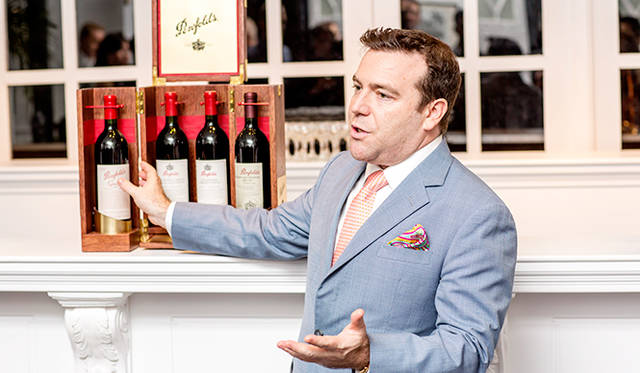 「ベンフォールズ 1990 コレクション」について解説するアンバサダーのサイモン・カント氏