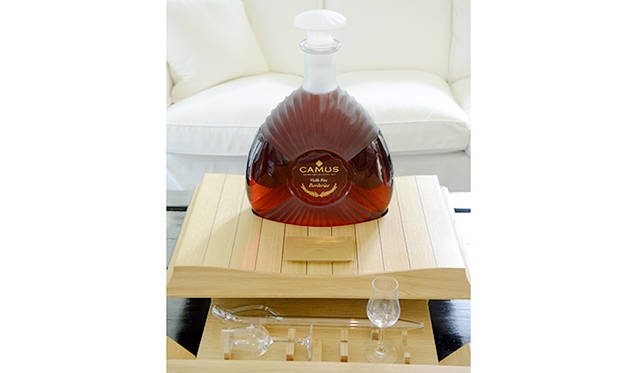 木型を使って製作された、世界でたったひとつのデキャンターに入った「カミュ コニャックト・レヴュー・ファイン・ボルドリ 8.2L デキャンター」