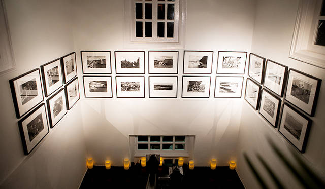 写真と特製シングルカスクモルトスコッチウィスキーがセットになった「ザ・マッカラン・マスター・オブ・フォトグラフィー・シリーズ 4: エリオット・アーウィット・エディション」の出品を記念して、会場の一角をエリオット・アーウィット氏の作品が埋め尽くしていた