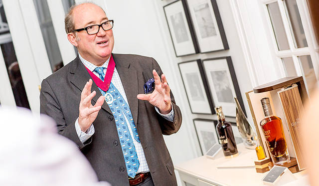 「グレンリベット ウィンチェスター コレクション ヴィンテージ 1964 50年」について解説するアンバサダーのピーター・プレンティス氏